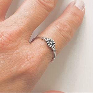 Mini Daisy Ring
